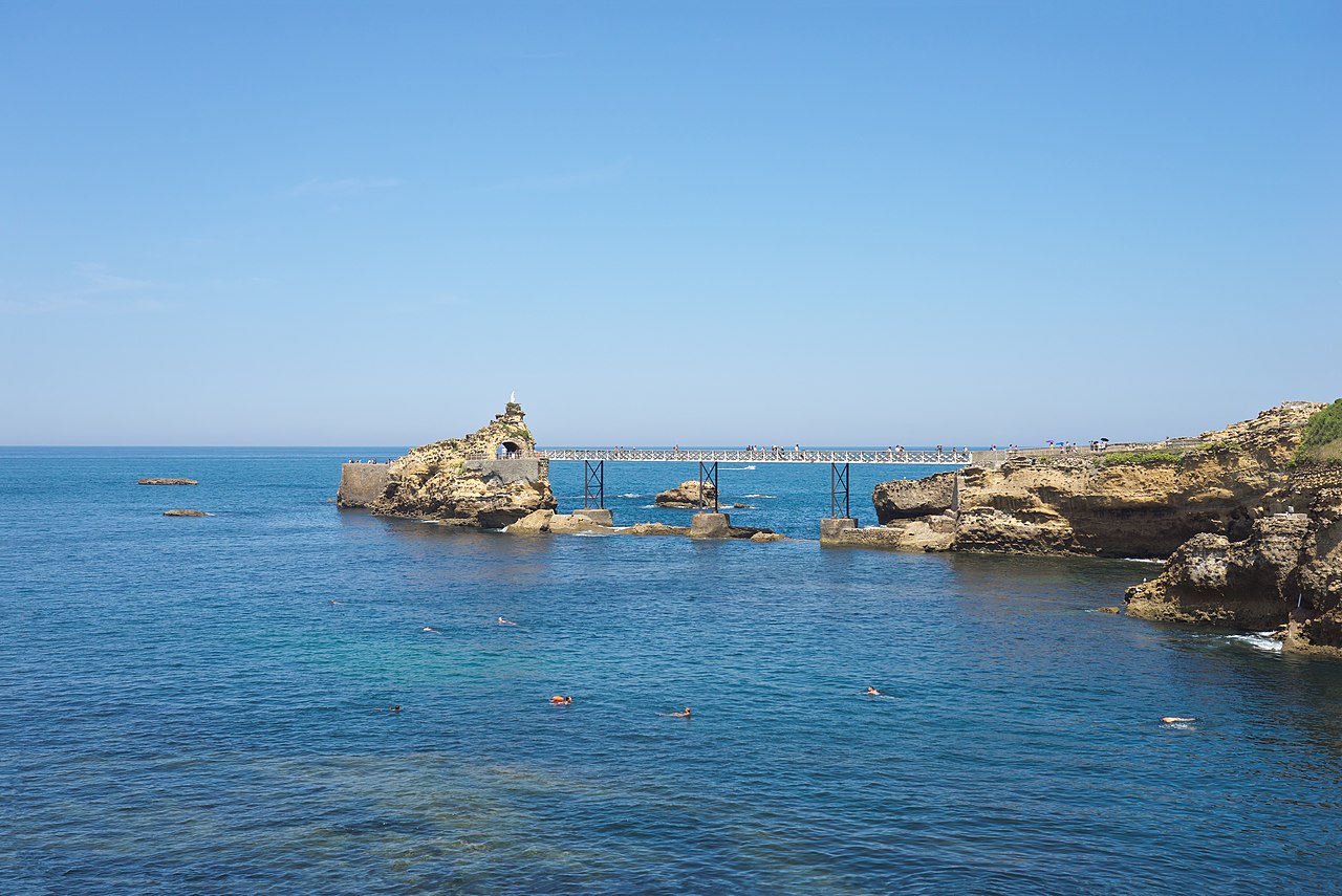 Der Rocher de la Vierge an der Atlantikküste von Biarritz