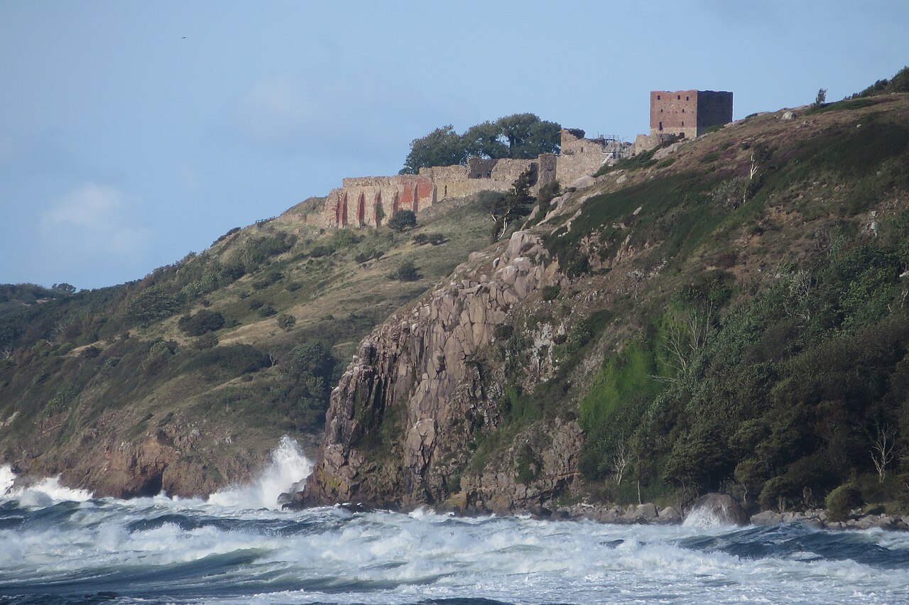 Die Burgruine Hammershus auf Bornholm über der Ostsee