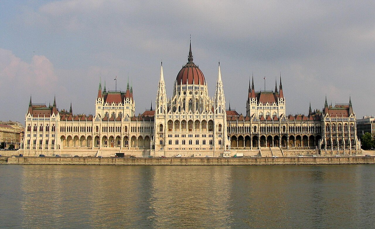 Das Parlament an der Donau in Budapest