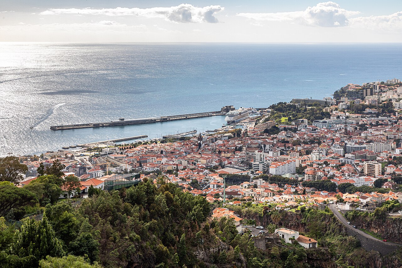 Blick über den Hafen von Funchal auf Madeira