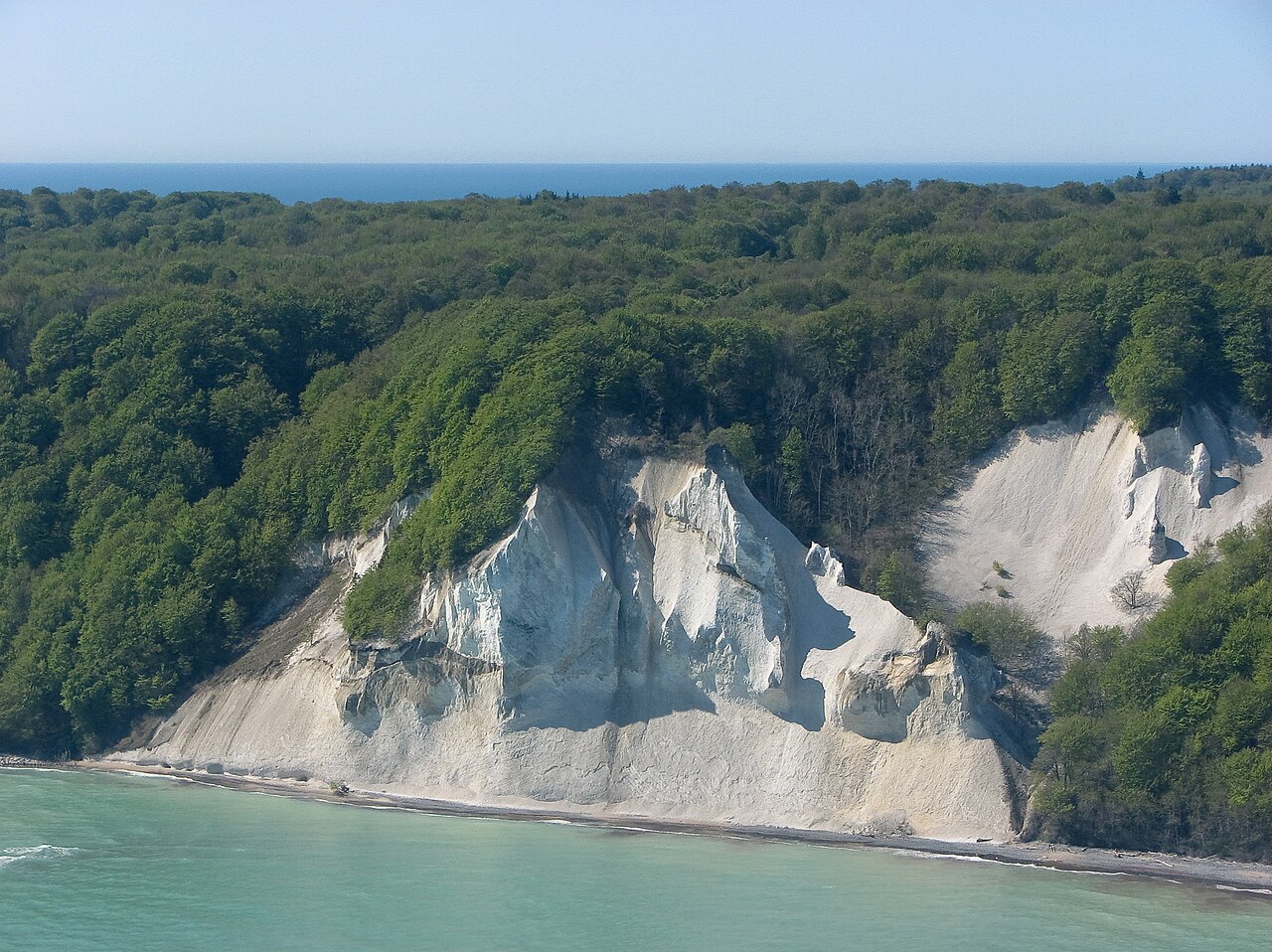 Die weißen Kreidefelsen von Møns Klint über der Ostsee