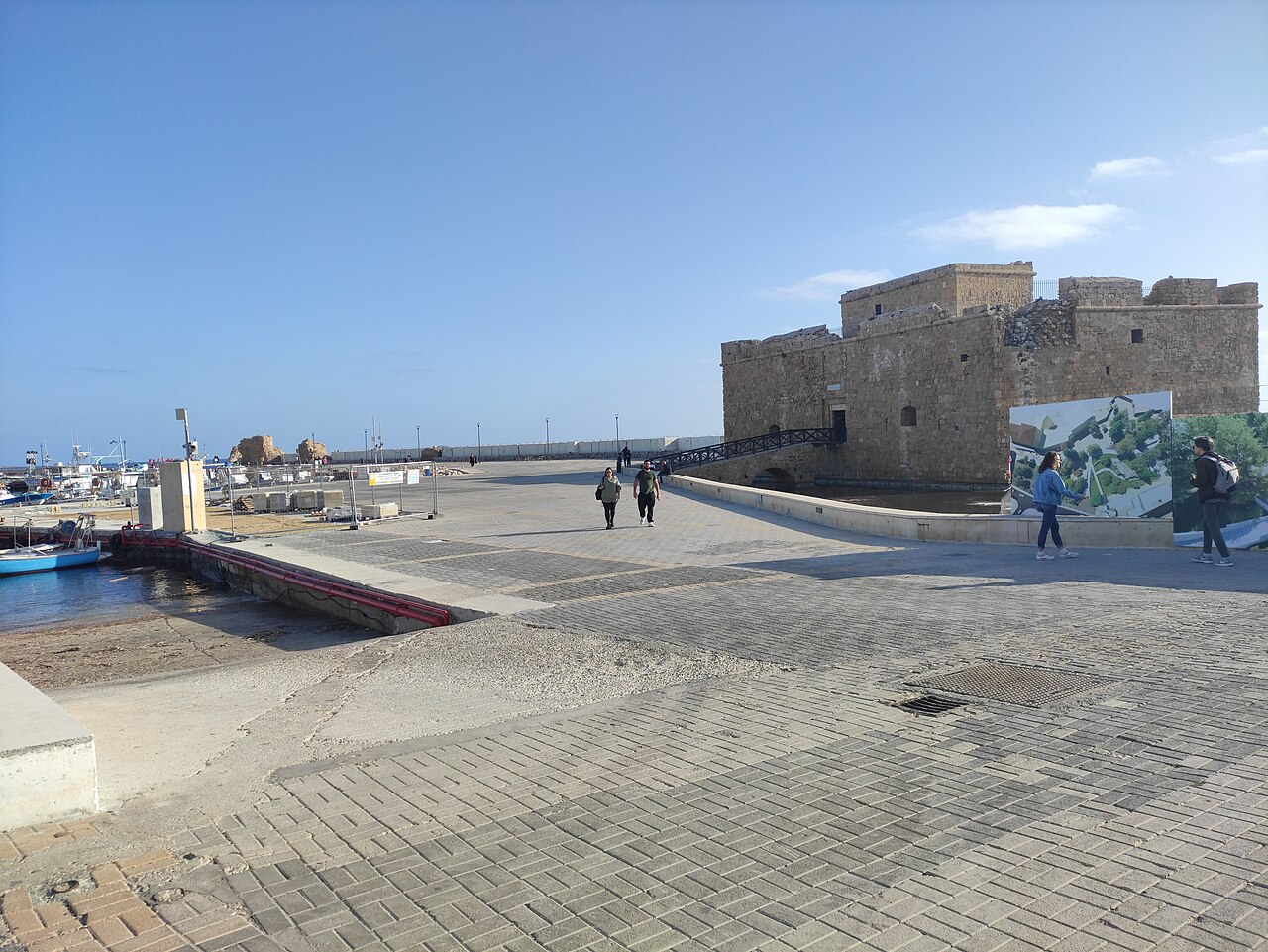 Das Hafenkastell und die Marina von Paphos an Zyperns Westküste